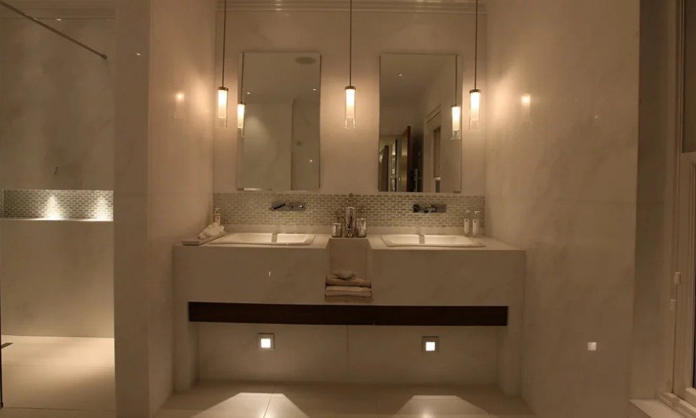 Lighting That Enhances the Space ()